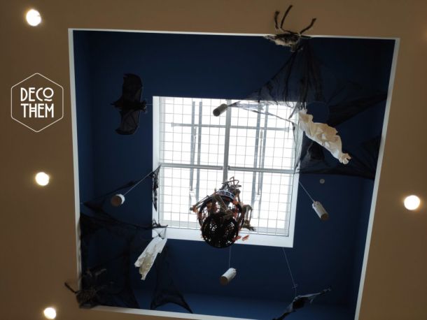 Décorations suspendues Halloween Eplatures Centre, cage avec squelette, feuilles mortes, toiles d'araignées, araignées géantes, fantômes, bougies, chauves-souris, chaines, prisonnier