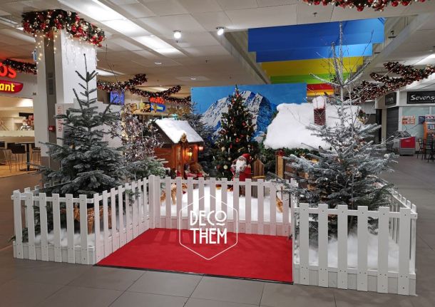 Village féerique du père noël, animaux de la fôret, sapins enneigé, maisonnettes