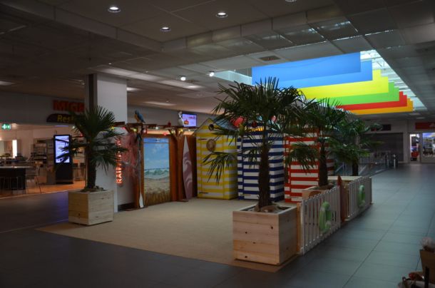 Décor d'été | Thématique de la plage, palmiers en pots, tapis en fibre de coco, planches de surf, cabines de plage, pergola, perroquets, bouées de sauvetage,