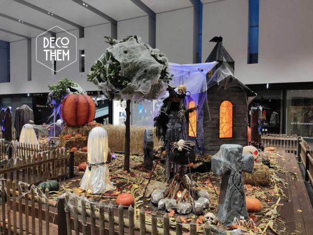 Décoration Halloween Marin Centre, sorcière, chaudron magique, crânes, citrouilles, toiles d'araignées, maïs, champ de blé, pyramide de citrouilles