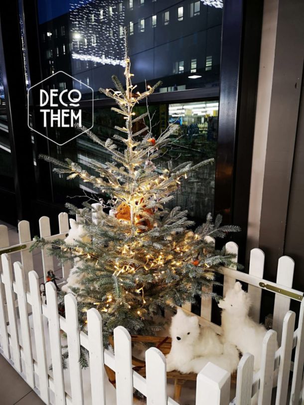 Noël Le Carô Centre husky, barrières blanches, animaux peluches, oiseaux, sapin illuminé, guirlandes lumineuses, écureuils, luge